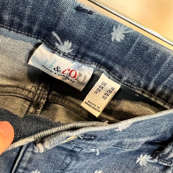 D&C Denim Company Easy Stretch Denim Easy Fit Printed Motif Jean - Picture 5 of 6